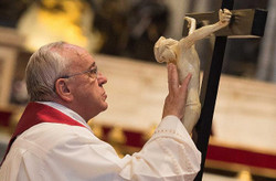Pope_francis_venerates_the_cross_on